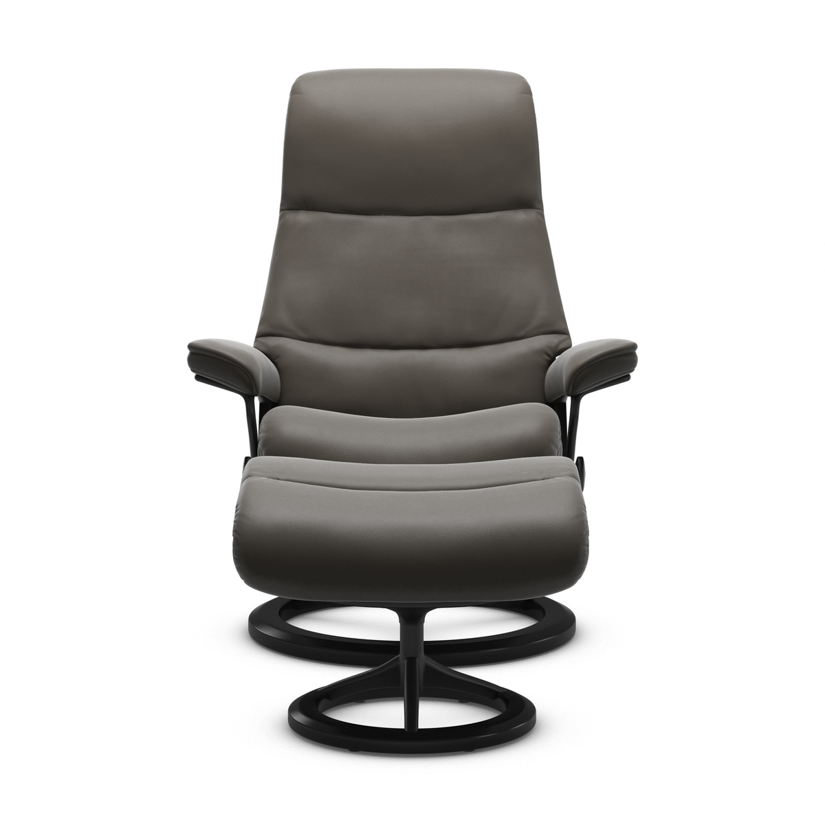 Grå recliner/loungefåtölj med matchande fotpall på svart rund metallbas, frilagd mot vit bakgrund.