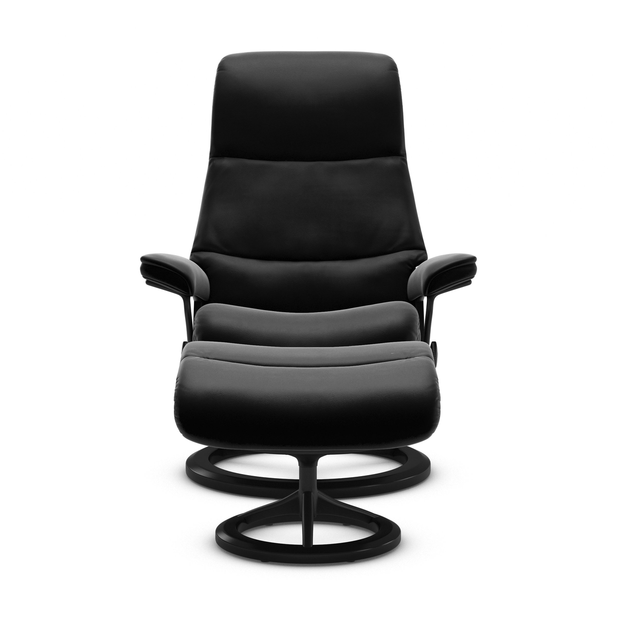 Svart reclinerfåtölj med matchande fotpall på vit bakgrund, frontvy.