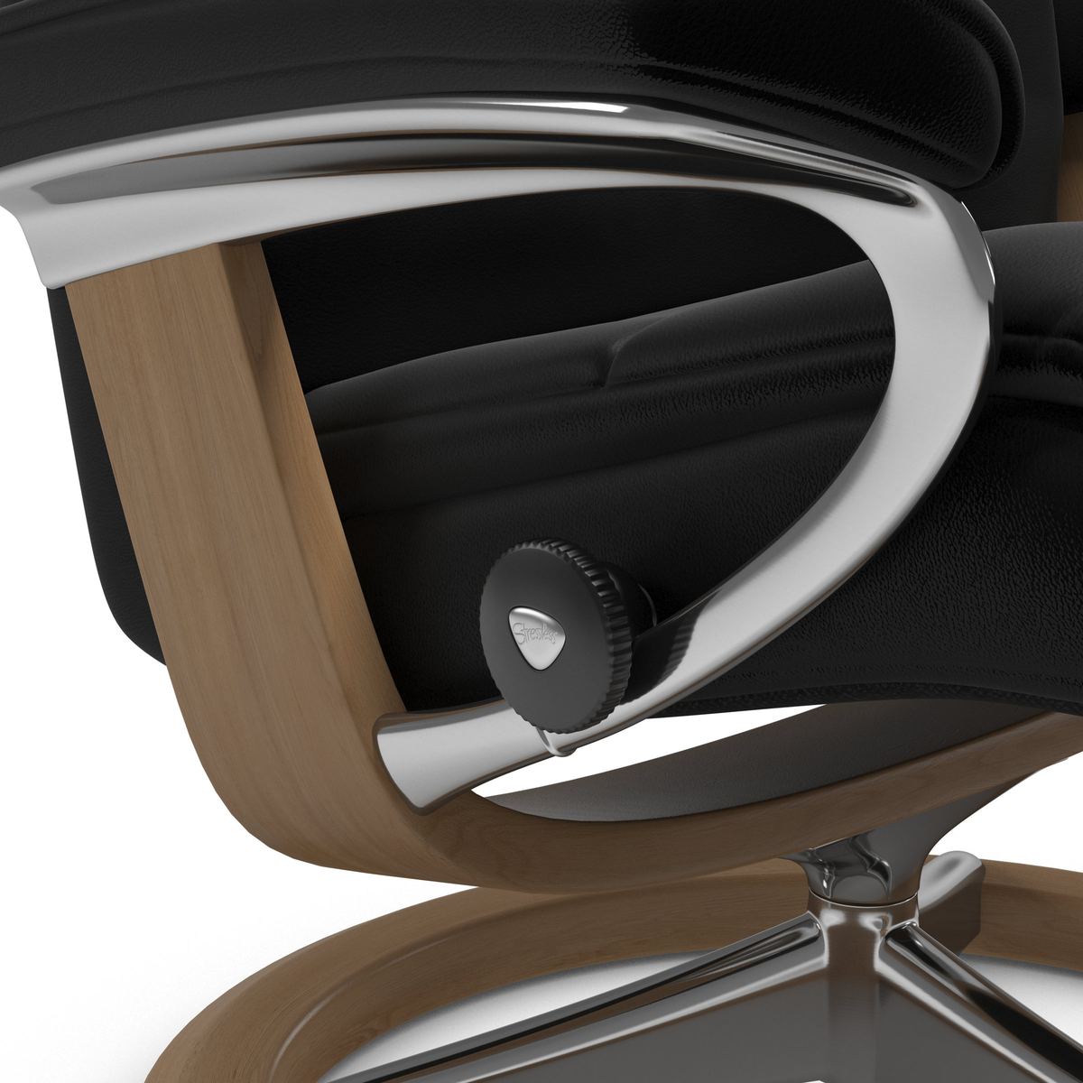Närbild på en svart läderfåtölj med kromade armstöd, träbas och justeringsratt med logotypen ”Stressless”.