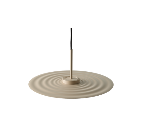 Minimalistisk beige rökelsehållare med vågmönstrat fat och svart rökelsesticka mot svart bakgrund.