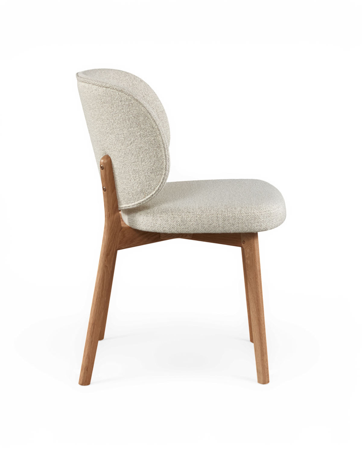 Stol i sidovy med rund rygg, beige tygklädsel och ekben på frilagd bakgrund.