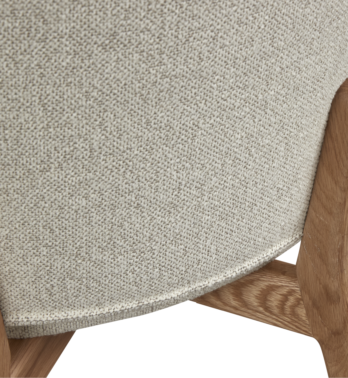 Närbild av beige boucléklädd stol med rund sits och ben i ljus ek.