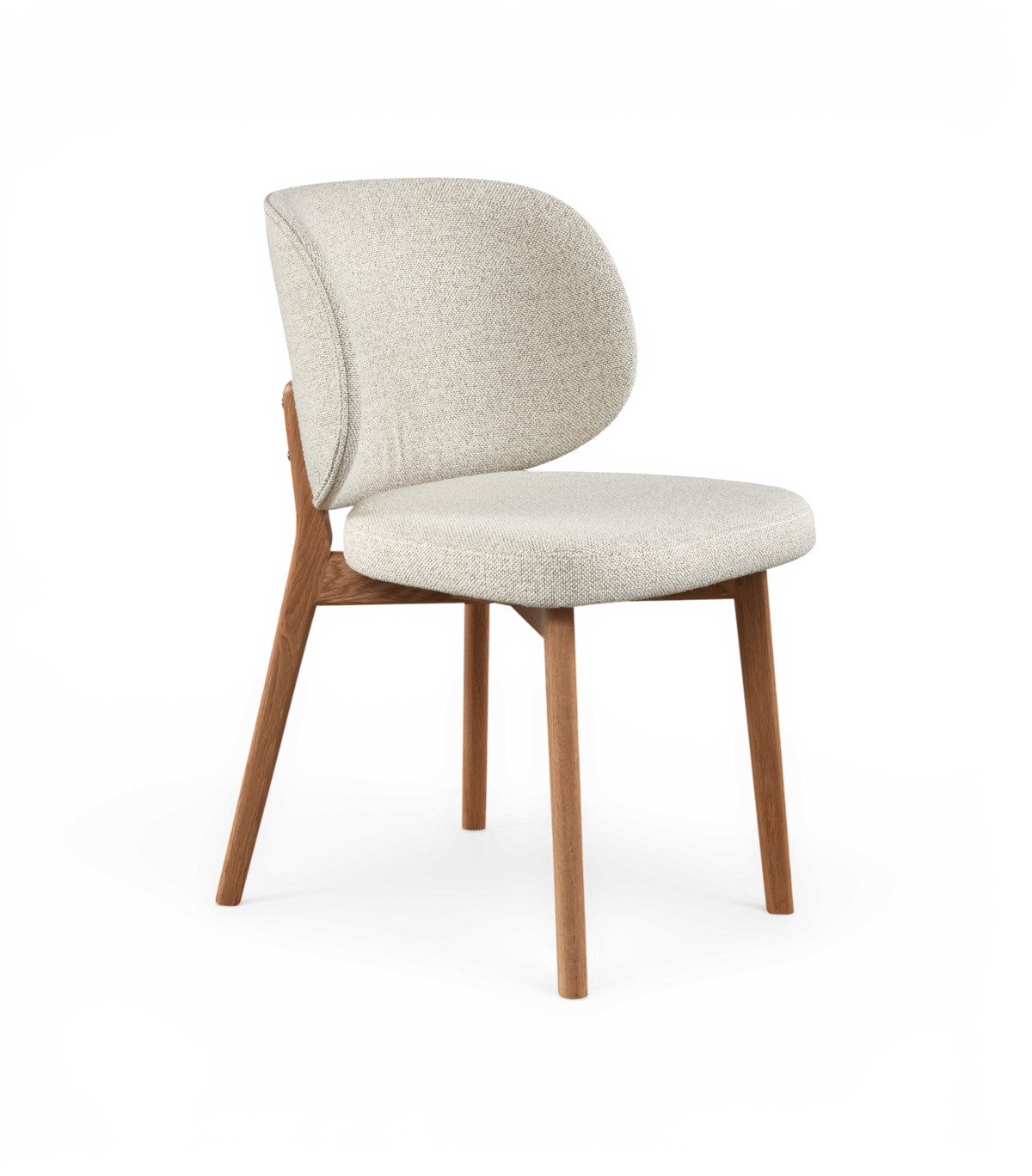 Beige stoppad stol med rundad rygg och sits samt träben i varm ton, frilagd mot vit bakgrund.