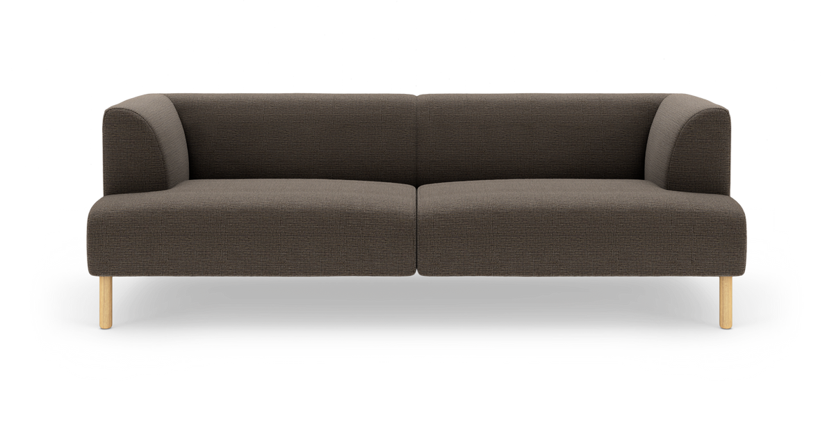 Mörkbrun, modern 2‑sits soffa med två sittdynor, rundade hörn och ljusa träben, sedd rakt framifrån på vit bakgrund.