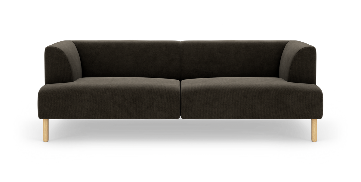 Mörkbrun modern 3‑sits soffa med rundade hörn och ljusa träben, frilagd på vit bakgrund.