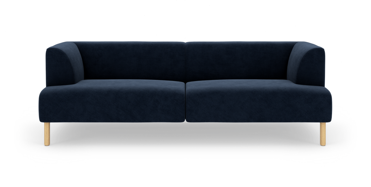 Mörkblå modern 3-sits soffa med rundade armstöd och ljusa träben, frilagd på vit bakgrund.