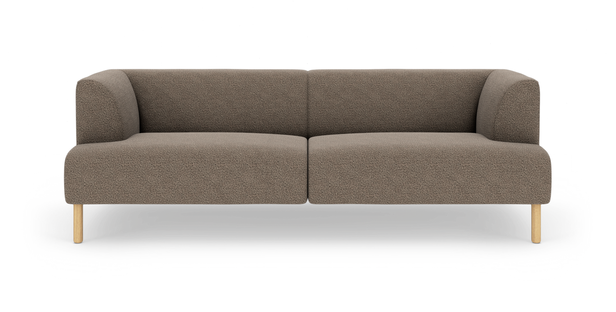 Brun 2-sits soffa med rundade hörn och ljusa träben, sedd rakt framifrån mot vit bakgrund.