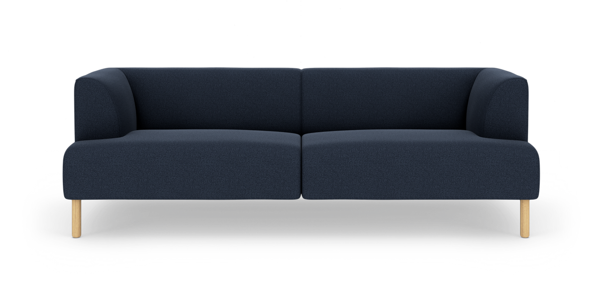 Mörkblå 2-sits soffa med runda armstöd och ljusa träben, sedd rakt framifrån mot vit bakgrund.