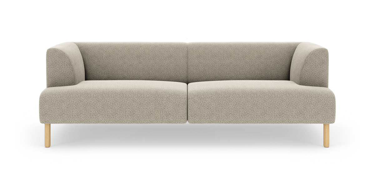 Beige tvåsits soffa med rundade armstöd och ljusa träben, frilagd på vit bakgrund.