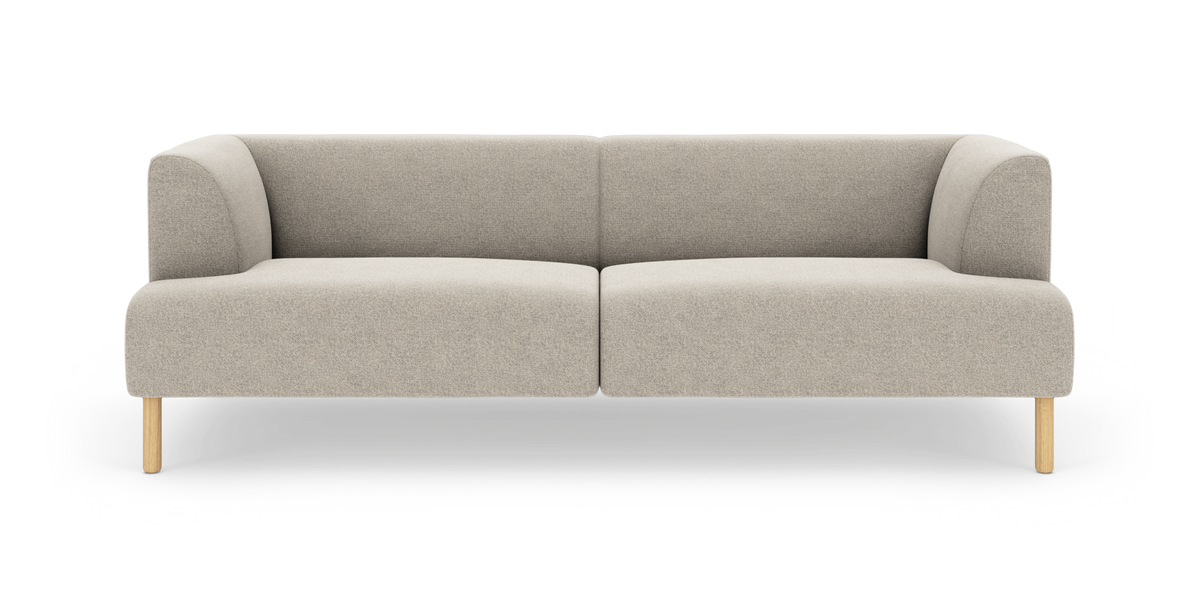 Tvåsitsig beige soffa med rundade armstöd och ljusa träben, frilagd mot vit bakgrund.