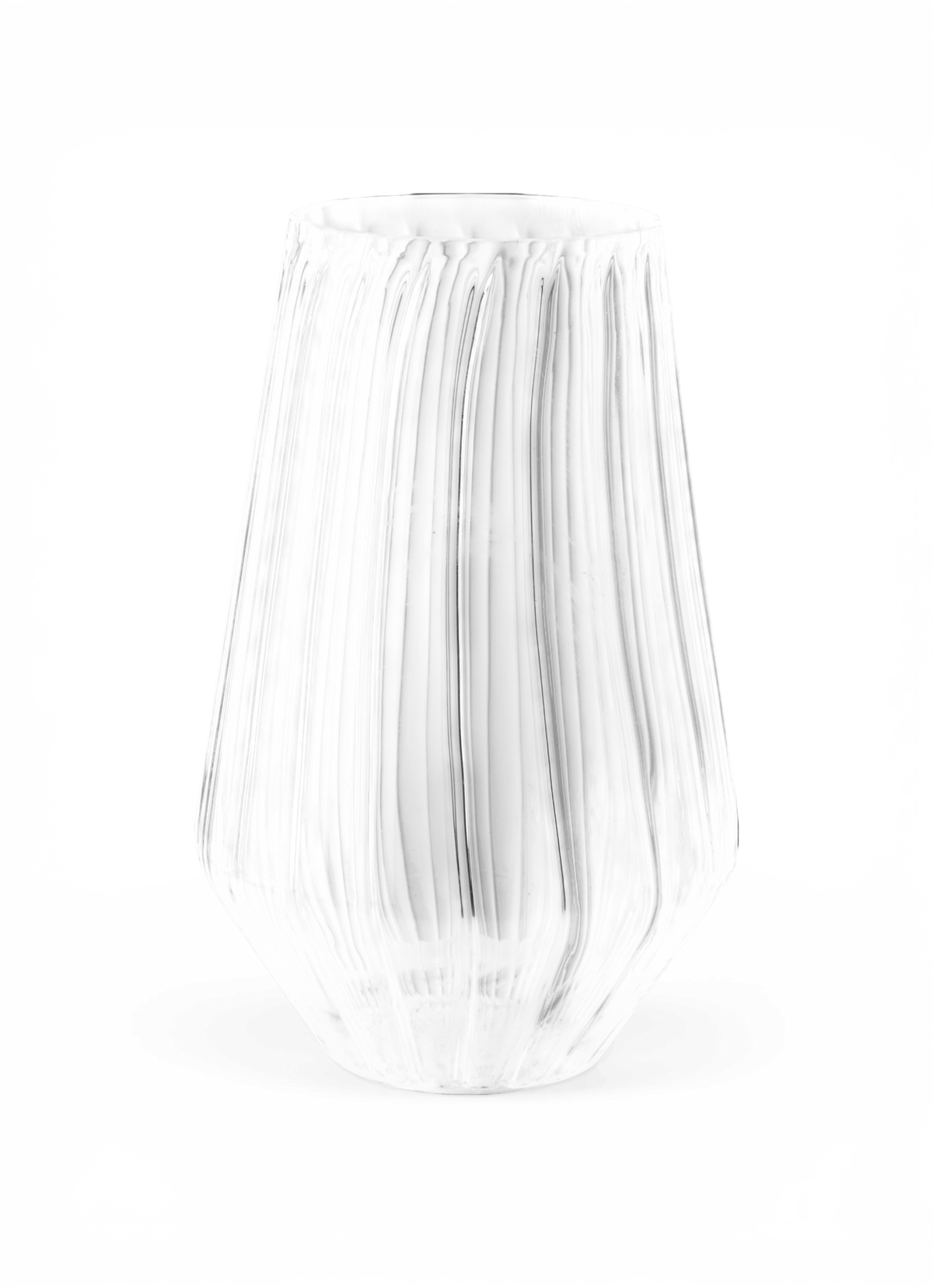 Vit glasvas med vertikala räfflor, frilagd mot vit bakgrund.