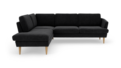 Svart L‑soffa med schäslong till vänster och ljusa träben, stilren och modern.