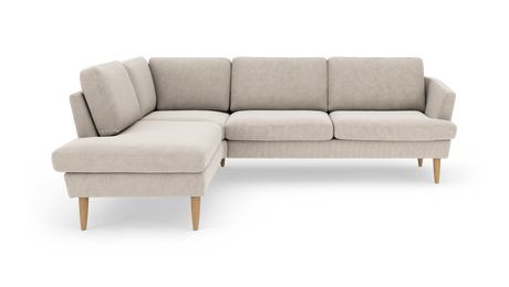 Beige L‑soffa med vänsterdivan på träben i modern skandinavisk stil, frilagd på vit bakgrund.