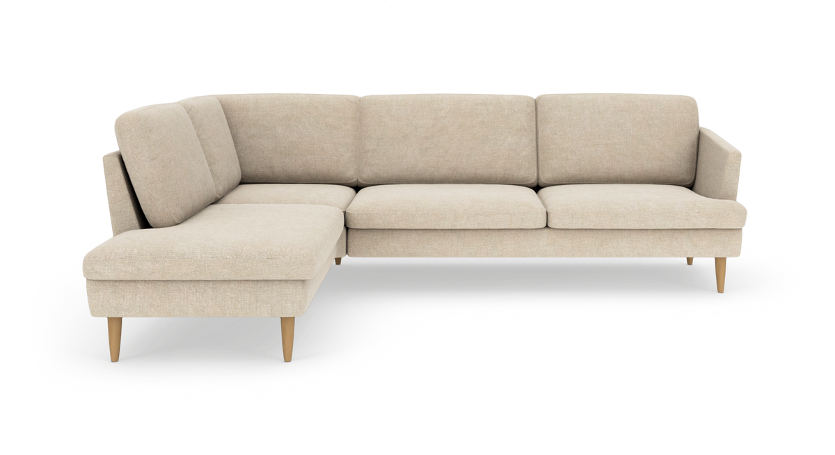 Beige L-formad modulsoffa med vänster schäslong på konformade träben, frilagd på vit bakgrund.
