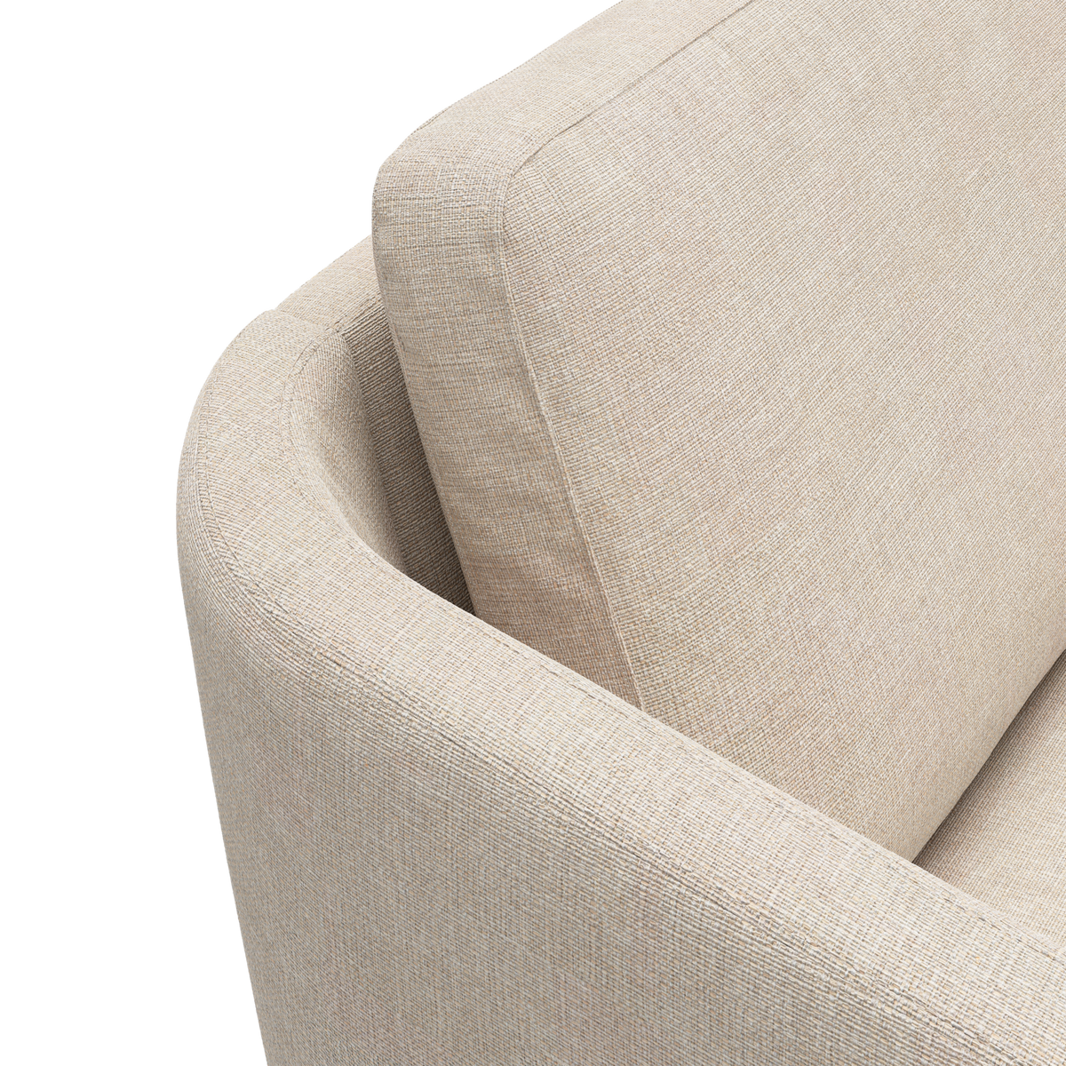 Närbild av beige tygsoffa med rundad arm och ryggkudde, frilagd mot vit bakgrund.