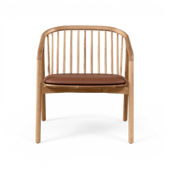 Trästol med rundad rygg i spjälor och brun lädersits, sedd rakt framifrån.