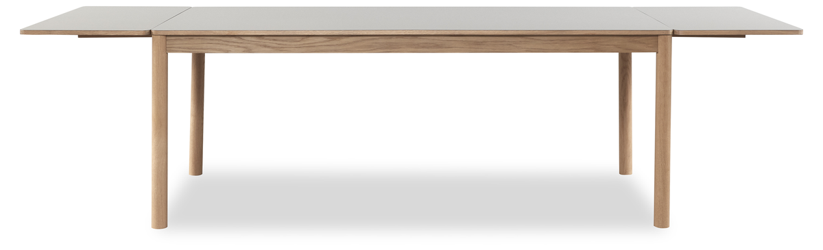 Rektangulärt matbord i ljus ek med grå topp och klaffar på båda sidor, frilagt mot vit bakgrund.