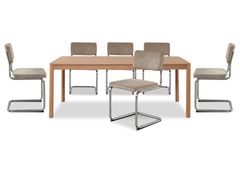 Rektangulärt matbord i ek med sex beige cantilever-stolar med kromstativ, frilagd studiobild.