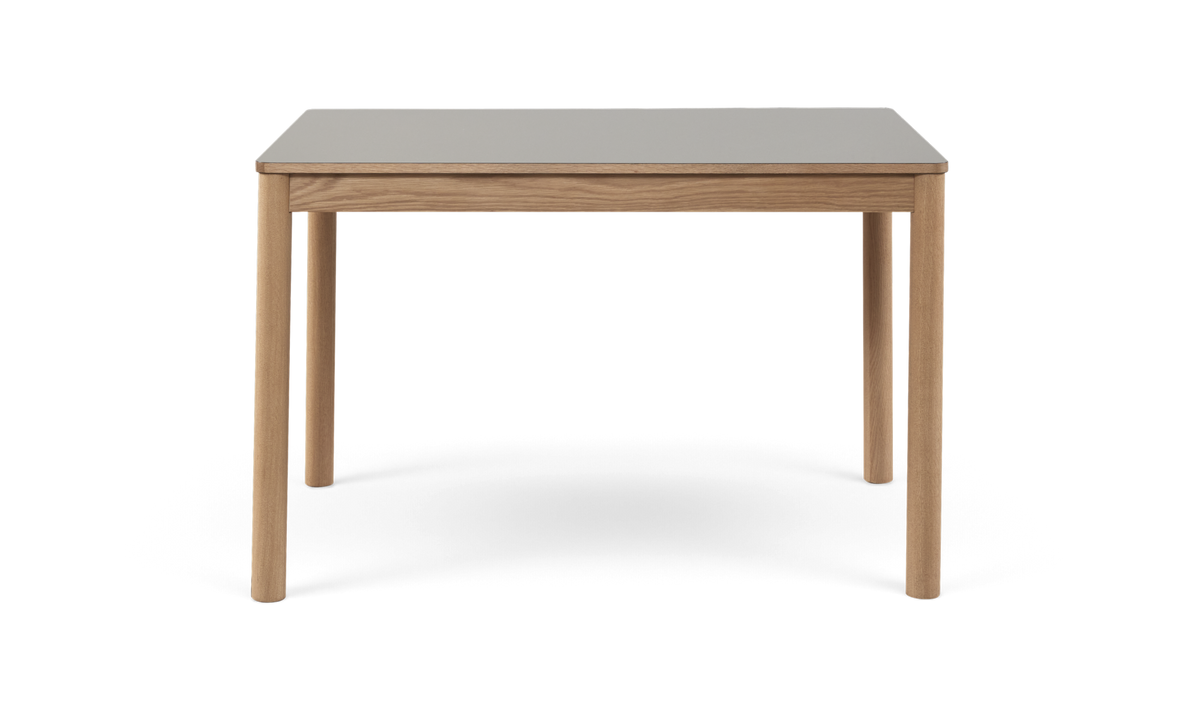 Kvadratiskt matbord i ljus ek med grå bordsskiva, frilagd frontvy.