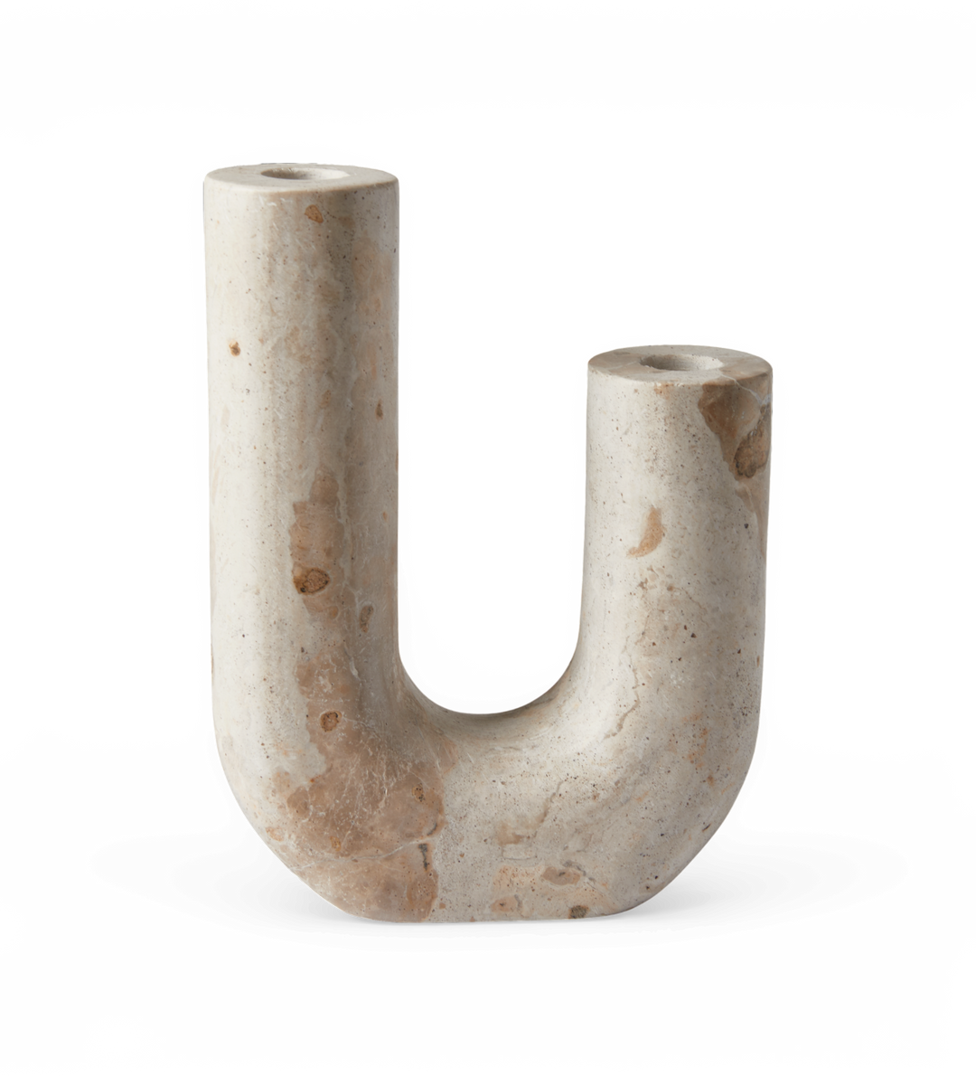 U‑formad ljusstake i beige sten med två öppningar i olika höjd, frilagd produktbild.