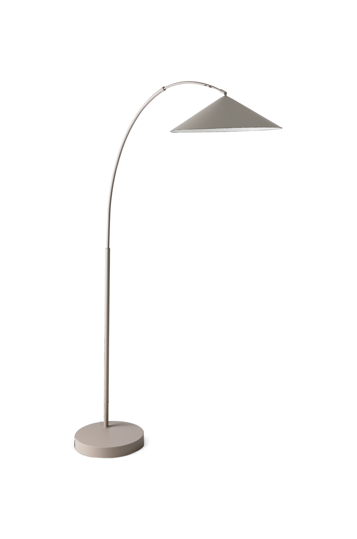 Ljust vardagsrum med beige soffa och kuddar, rundt träbord med vas, ljus och böcker, neutral matta och gardiner, affisch med FRAGRANT GARDEN ovanför soffan.