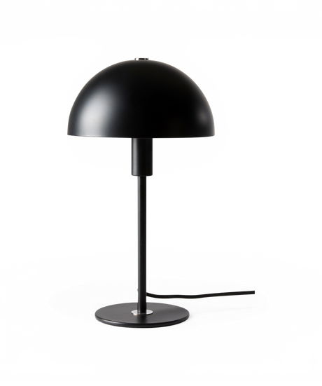 Svart bordslampa med halvkupolformad skärm på rund fot och synlig sladd, frilagd mot vit bakgrund.