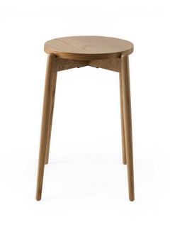 Rund trebent pall i ljus ek, minimalistisk design på transparent bakgrund.