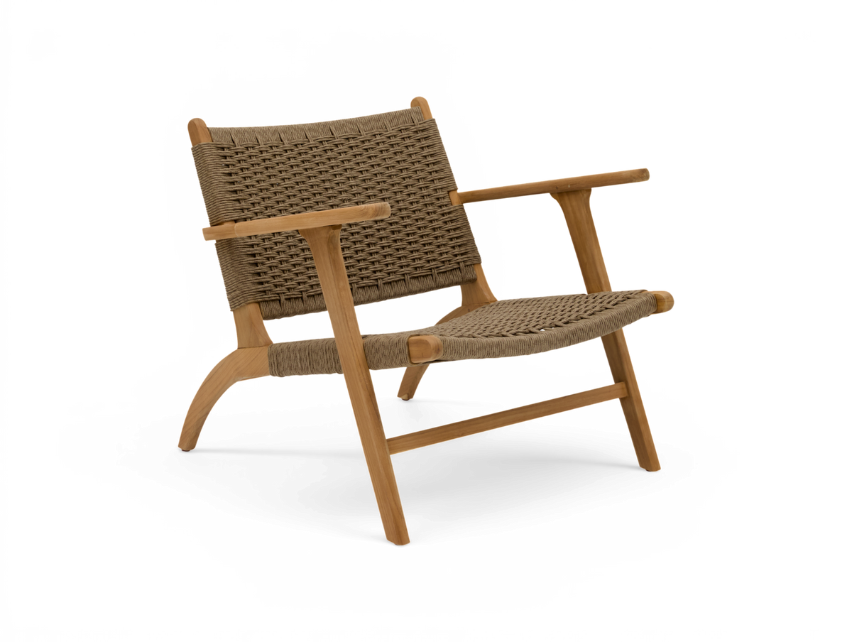 Låg fåtölj i trä med flätad sits och rygg i naturtoner, skandinavisk design.