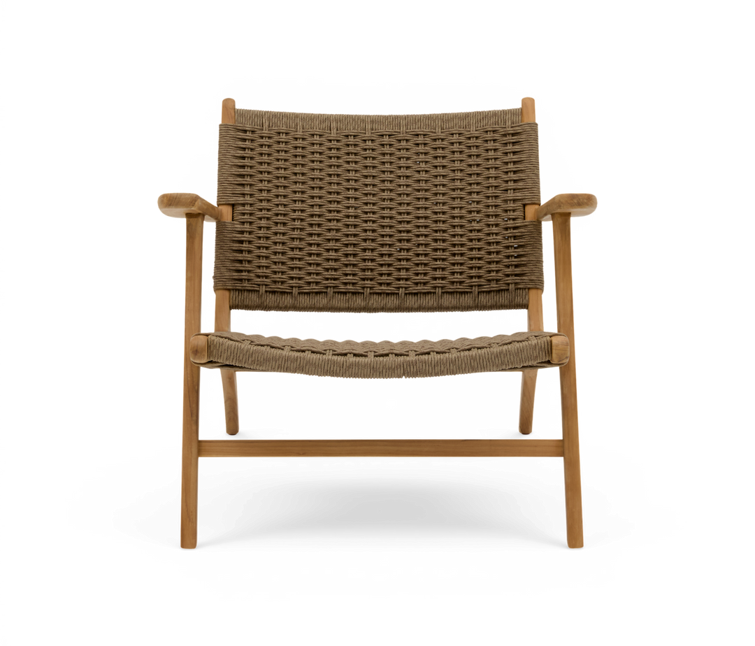 Låg loungestol i trä med vävd sits och rygg i naturfärgad rotting, frontvy.