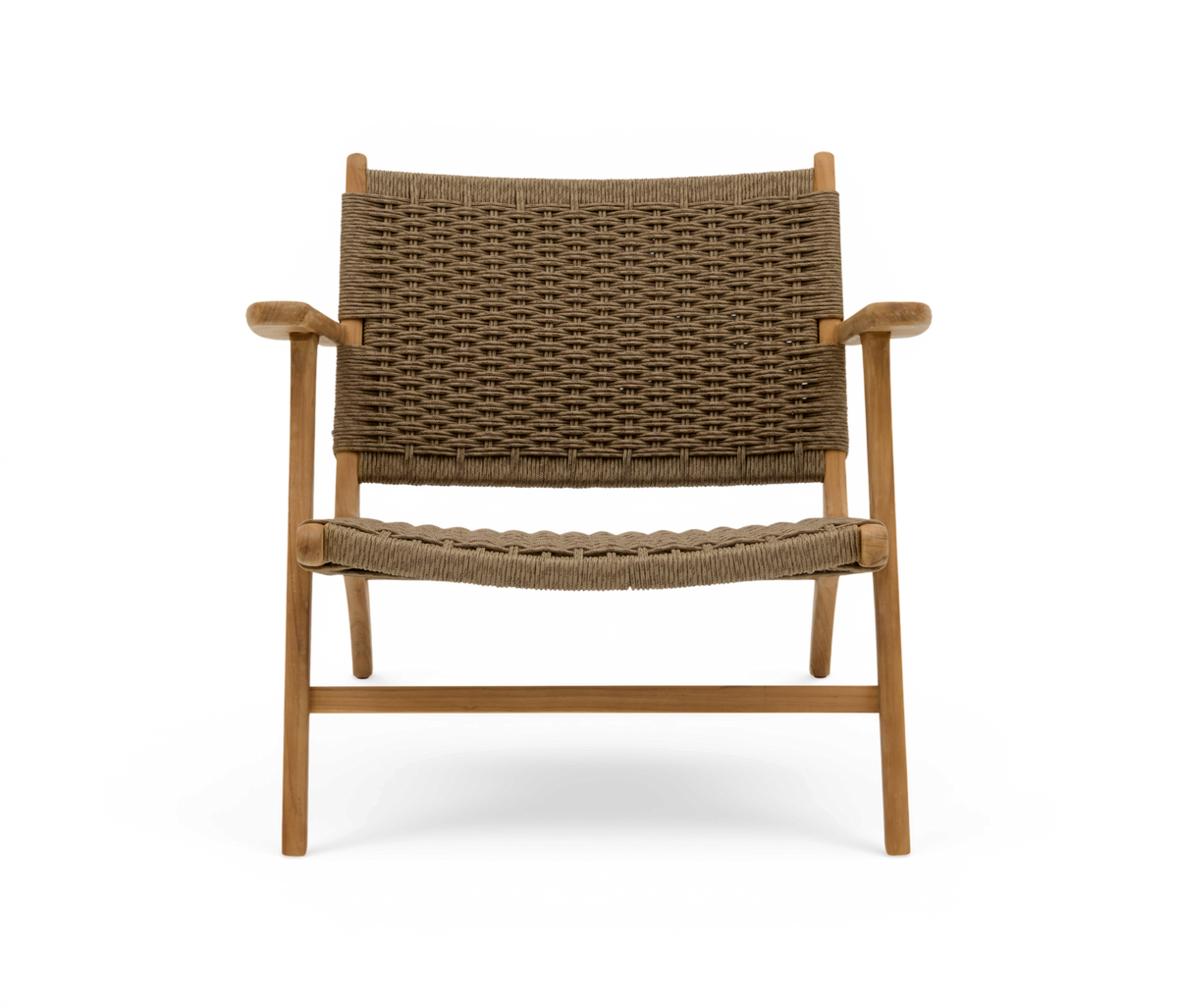 Låg loungestol i trä med vävd sits och rygg i naturfärgad rotting, frontvy.