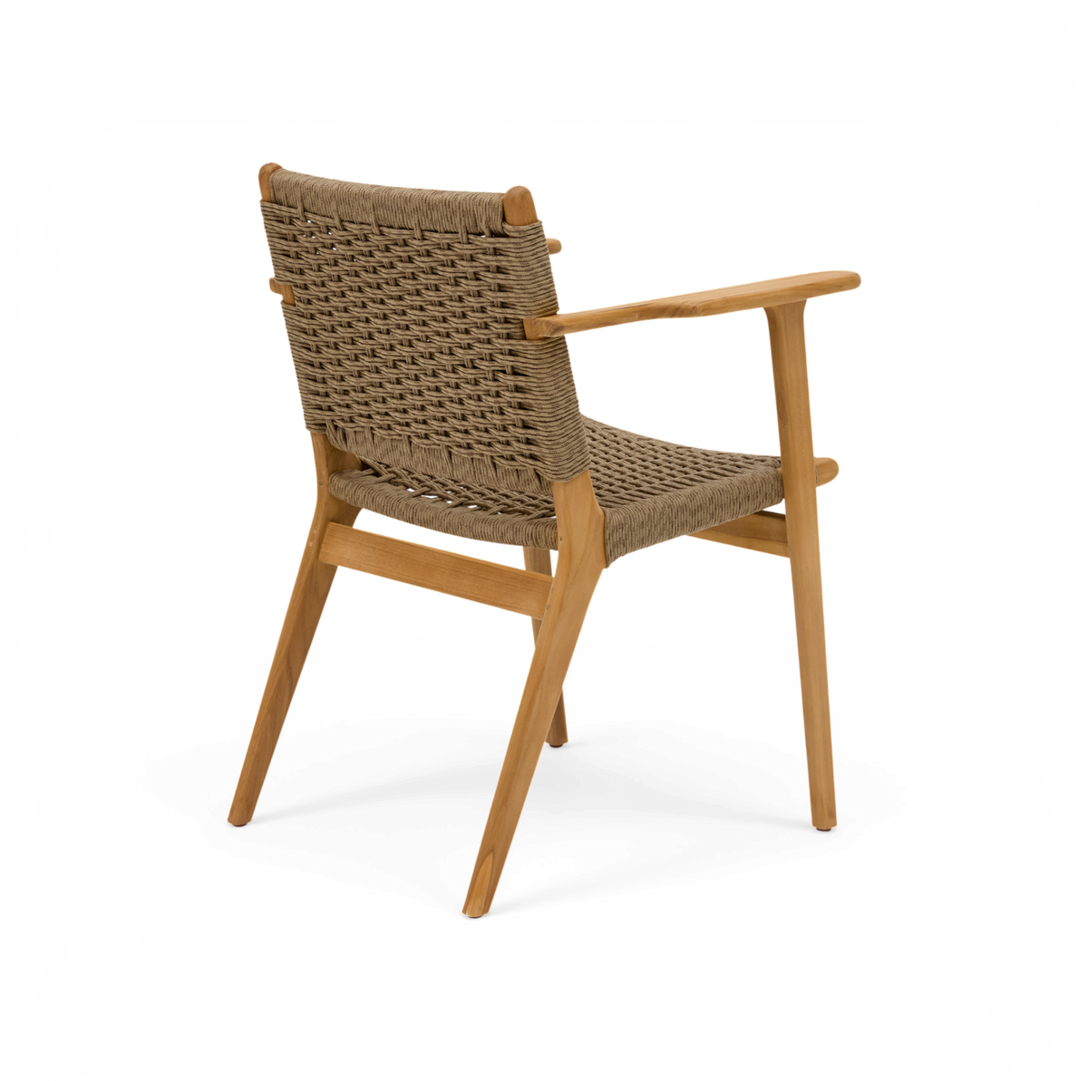 Stol med flätad sits och rygg i taupe rep och ljus trästomme, sedd bakifrån i trekvarts vy mot vit bakgrund.