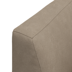 Närbild på beige ribbad soffklädsel vid ett hörn.
