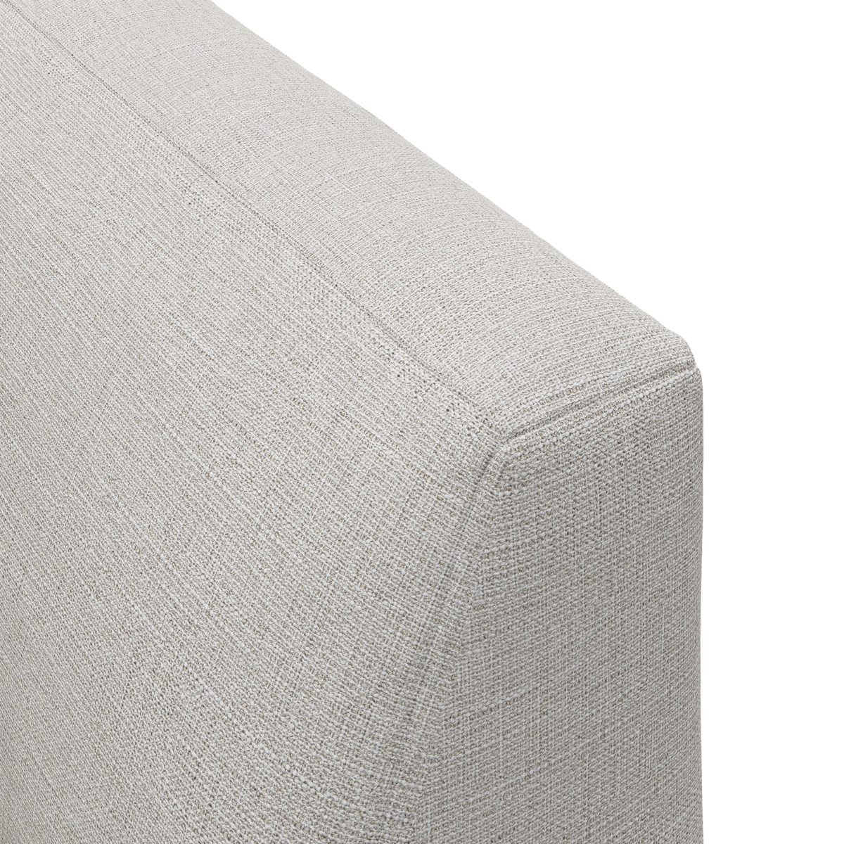 Närbild av ljusbeige soffarmstöd i textil med tydlig vävstruktur.