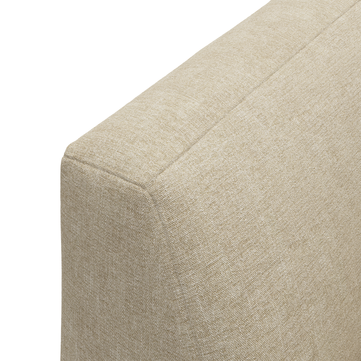Närbild av ett beige, tygklätt soffhörn.