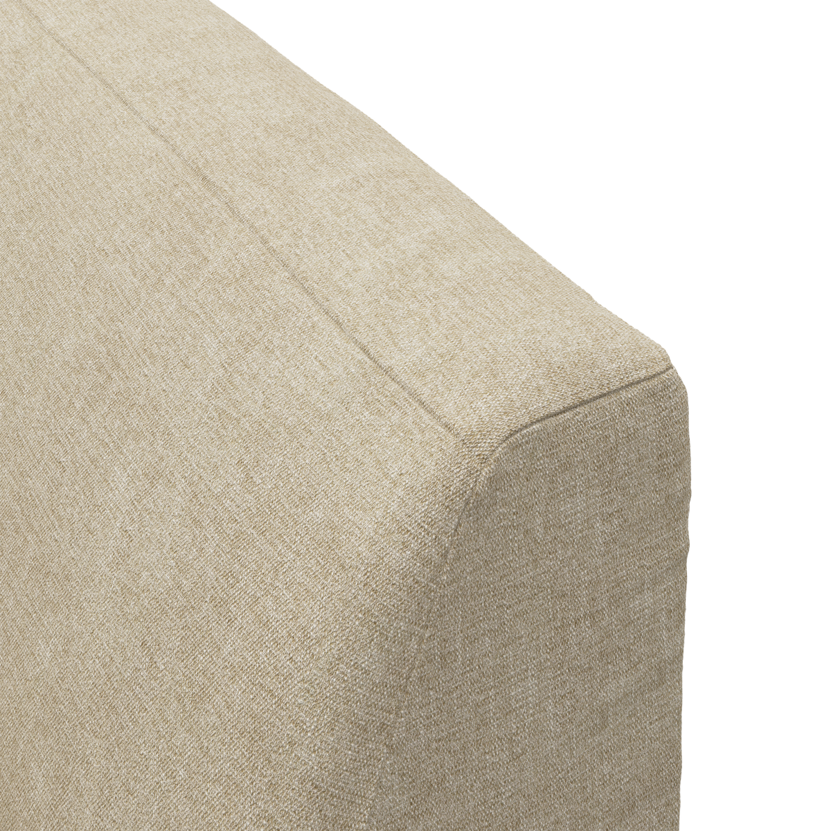 Närbild av ett beige, textilklätt soffarmstöd i studio mot vit bakgrund.