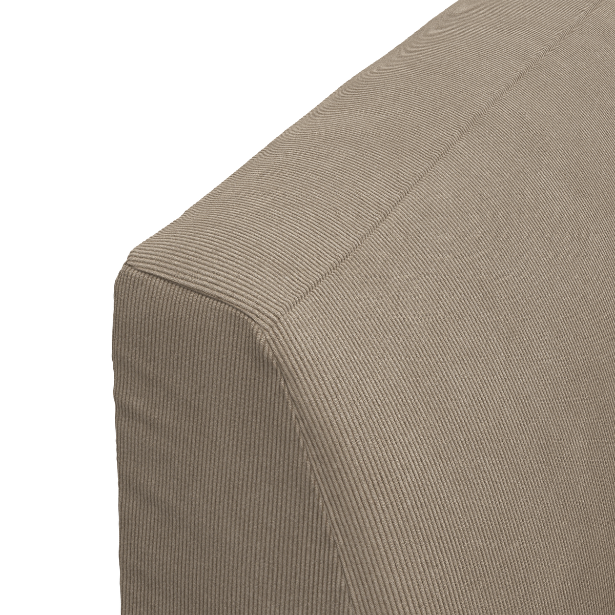 Nära vy av beige, ribbad tygstruktur på en soffas armlän, isolerad mot bakgrund.