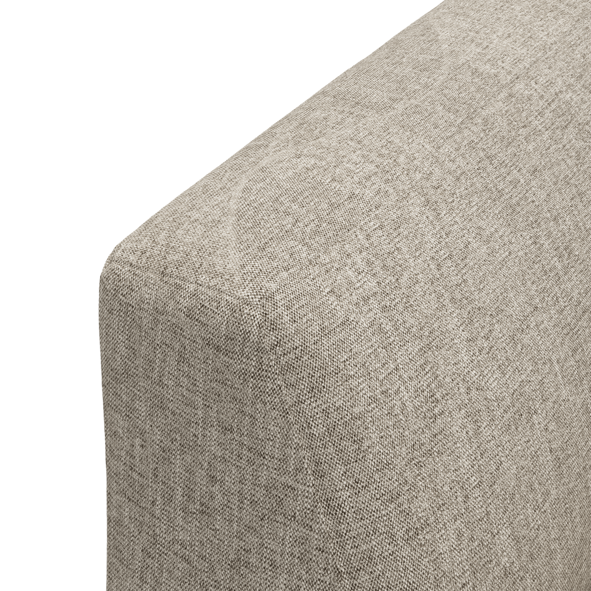 Närbild av beige tygklädd soffarm med rak, skarp kant i studiomiljö.
