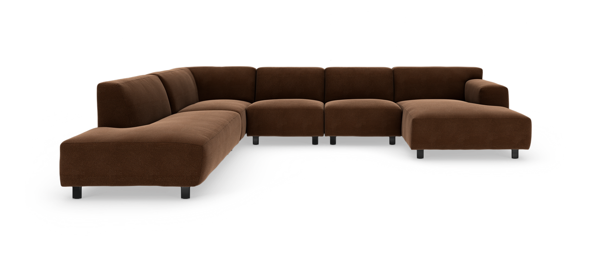 Modulsoffa i L-form i brun tygklädsel med höger divan, frilagd på vit bakgrund.