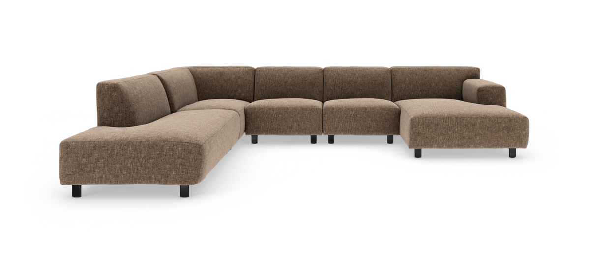 Stor L-formad modulsoffa i brun textil med höger divan, låg rygg och svarta ben.