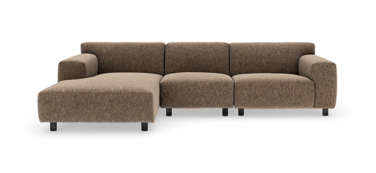Brun modulsoffa i tyg med vänster divan och svarta ben, modern design på vit bakgrund.