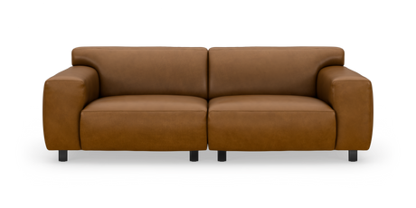 Brun lädersoffa med breda armstöd, två sittplatser och metallben, sedd rakt framifrån.