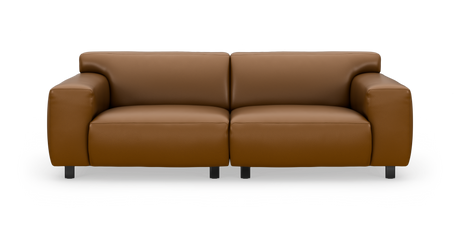 Brun tvåsitsig lädersoffa i modern stil, sedd rakt framifrån på vit bakgrund.