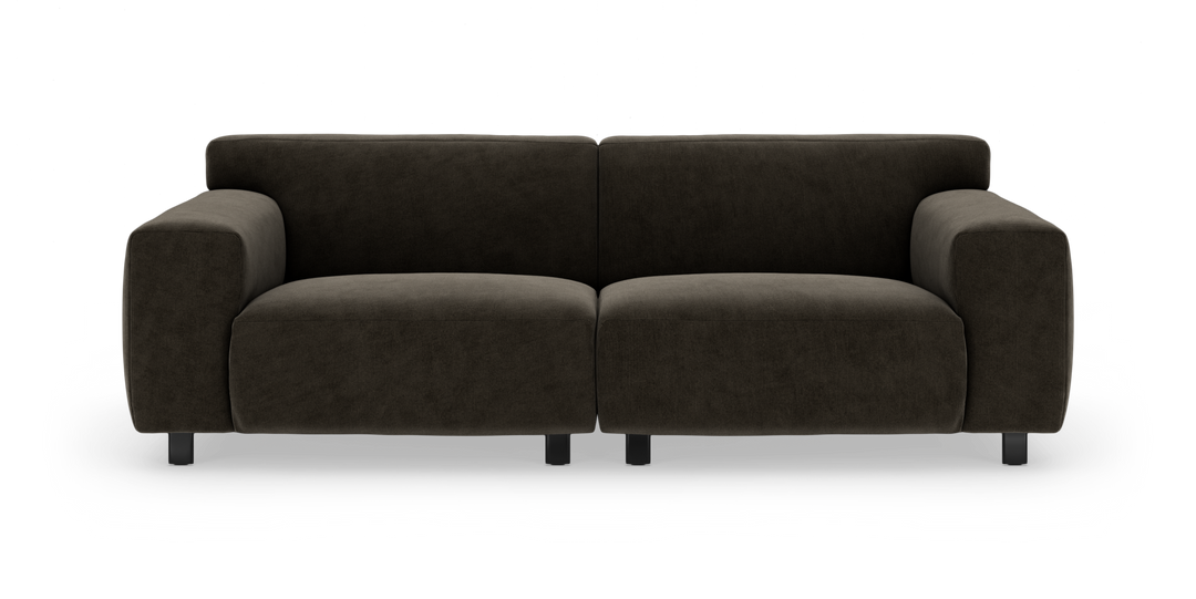 Mörkbrun modern 2-sits soffa med ribbad klädsel, breda armstöd och korta metallben, frilagd på vit bakgrund.