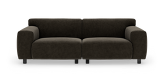 Mörkbrun modern 2-sits soffa med ribbad klädsel, breda armstöd och korta metallben, frilagd på vit bakgrund.