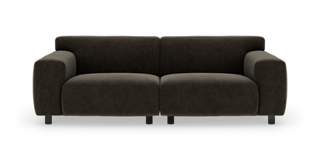 Mörkbrun modern 2-sits soffa med ribbad klädsel, breda armstöd och korta metallben, frilagd på vit bakgrund.