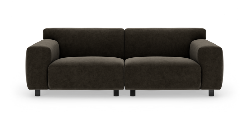 Mörkbrun modern 2-sits soffa med ribbad klädsel, breda armstöd och korta metallben, frilagd på vit bakgrund._ps
