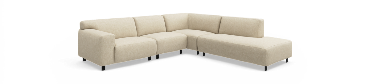 Beige L-formad modulsoffa med svarta ben, frilagd på vit bakgrund.