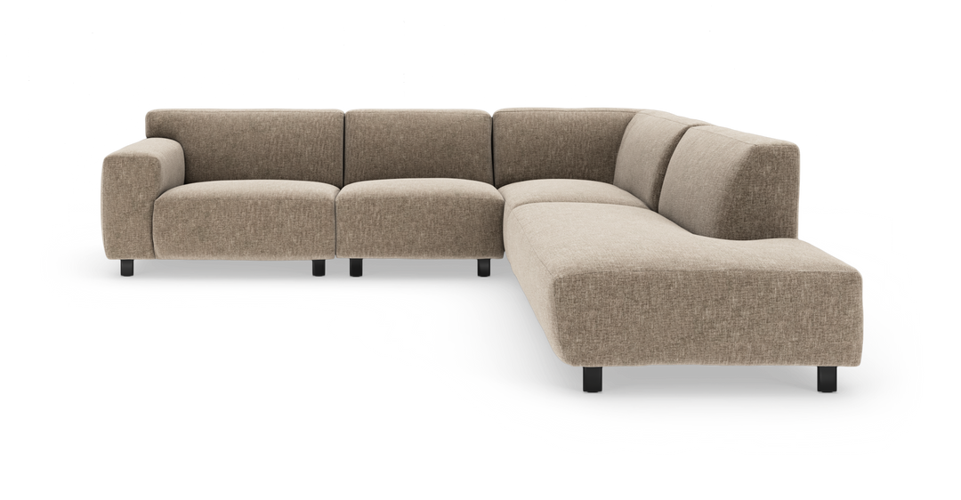 L-formad modulsoffa i beige tyg med låga svarta ben, visad i frontvinklad studiobild.