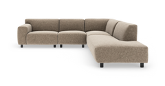 L-formad modulsoffa i beige tyg med låga svarta ben, visad i frontvinklad studiobild.