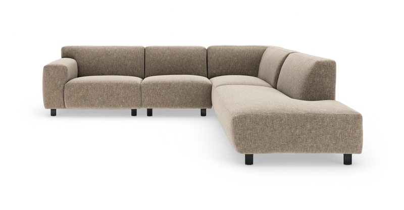 L-formad modulsoffa i beige tyg med låga svarta ben, visad i frontvinklad studiobild._ps